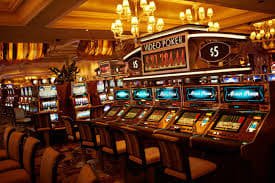 Người chơi Việt Nam thao tác slot game Nổ hũ trên điện thoại di động